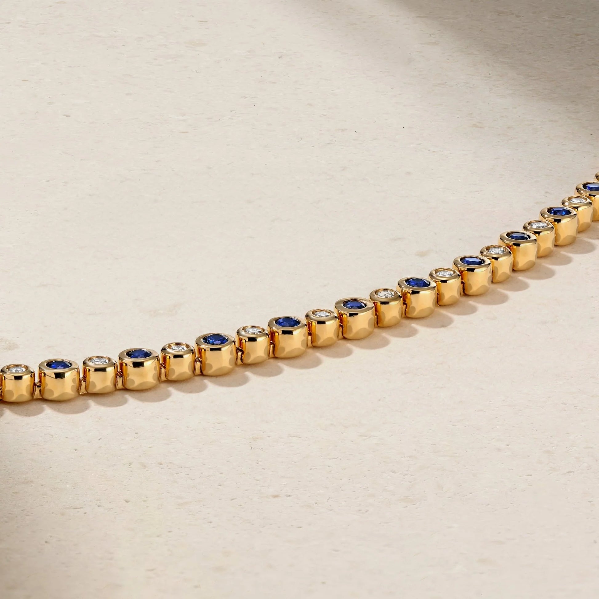 Diamond & Sapphire Alternating Bezel Set in 18ct gold bracelet details